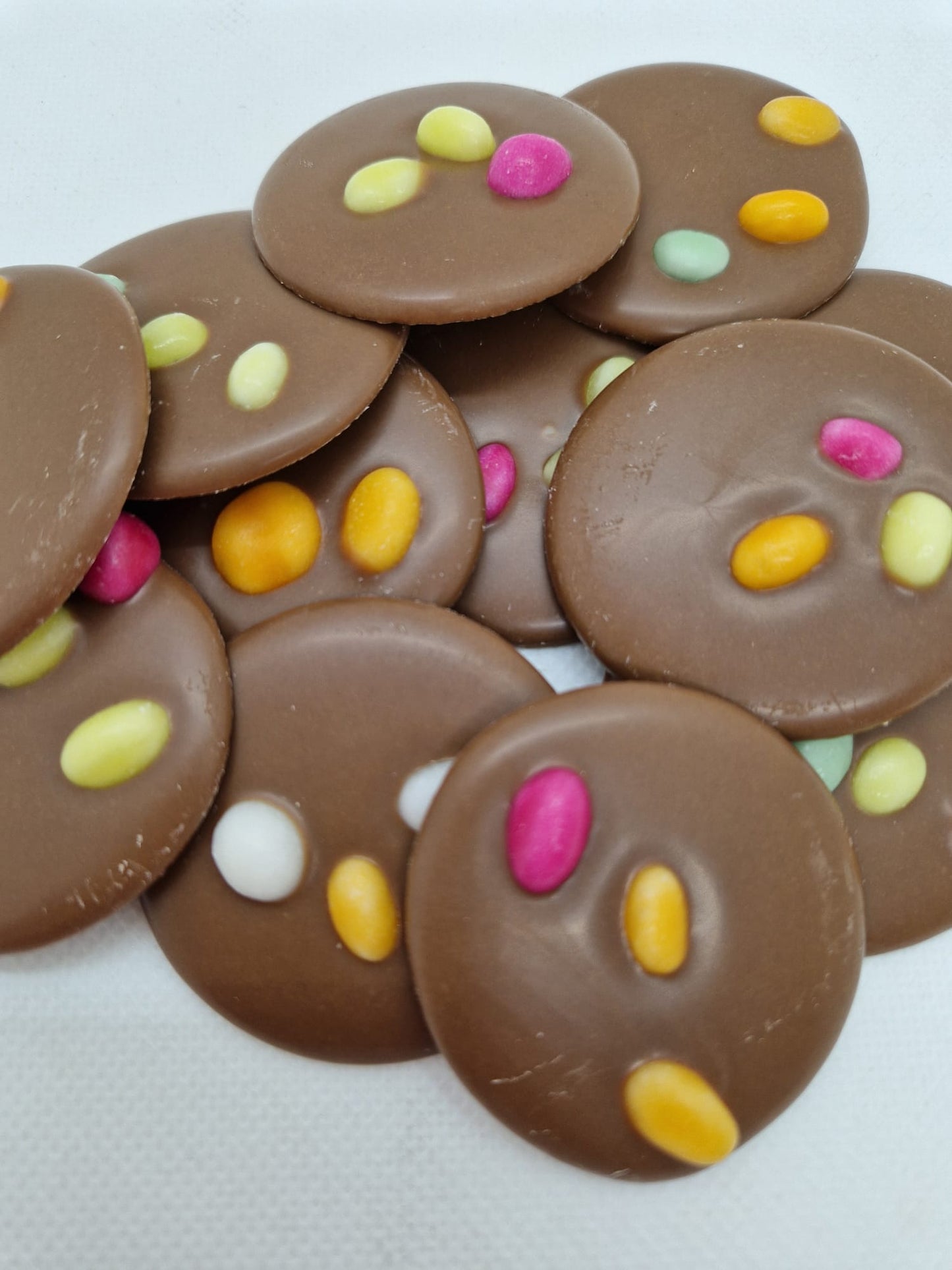 Dunne chocolaatjes met gesuikerde paaseitjes